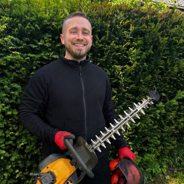 Inhabervorstellung Gartenservice Nico Heidrich aus Würzburg Inhaber Nico Heidrich von Gartenservice Heidrich aus Würzburg mit einer Heckenschere bei der Arbeit
